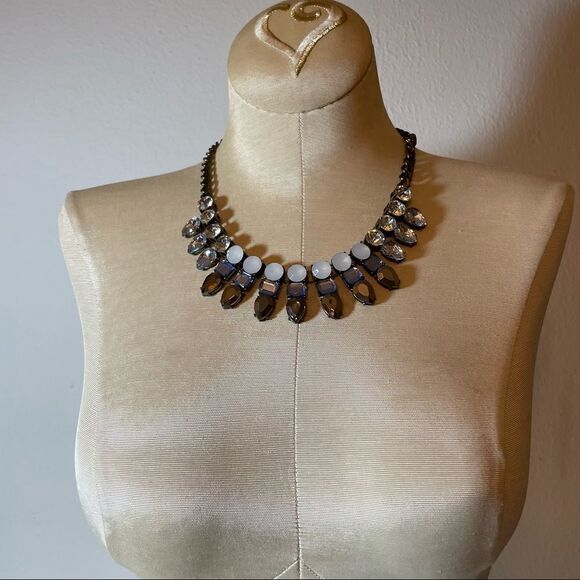 Statement necklace with gems and chain - Picture 3 of 9